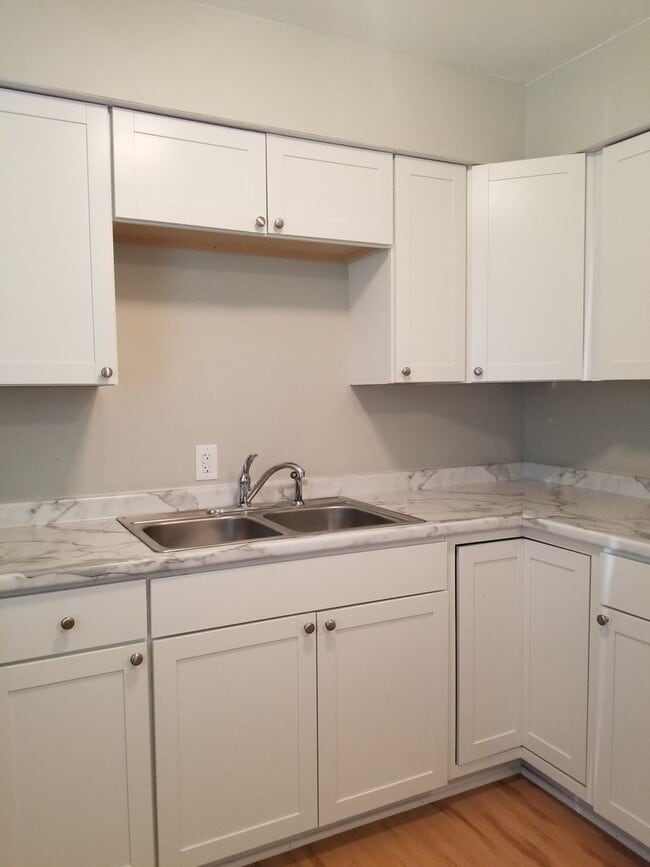 Building Photo - 2 bd 1 ba duplex in a Great Location