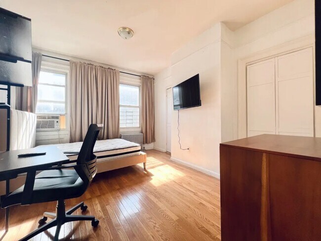 Building Photo - Furnished room/NOT APARTMENT