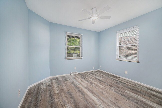 Building Photo - ****AVAILABLE NOW**** Huge Independence Du...