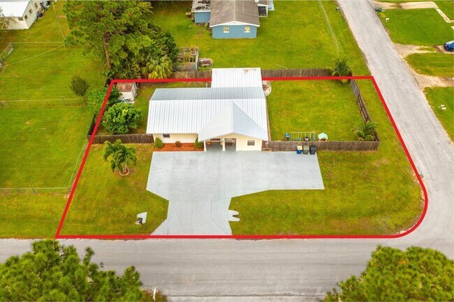 Building Photo - Charming 3 bedroom Home with Huge Fenced Yard