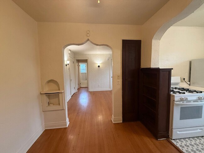 Building Photo - Charming Historic 1-Bedroom in Gatewood | Walk to the Plaza District