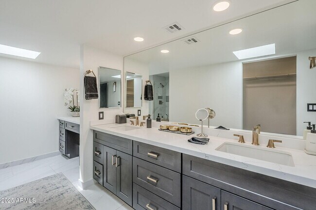 Building Photo - 7322 E Sierra Vista Dr