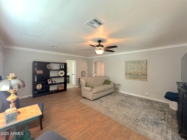 Building Photo - 6 N Fraser Dr E