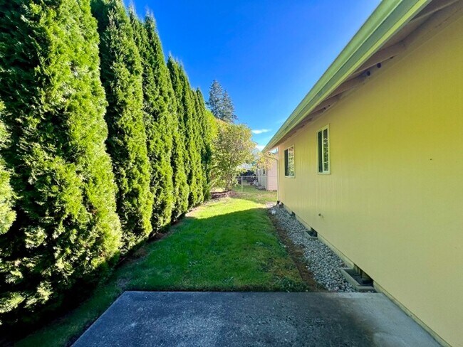 Building Photo - PENDING APPLICATION; 3 BD w/ Vaulted Ceiling
