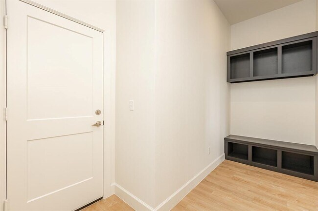 Building Photo - 127 Willow Grv Ln