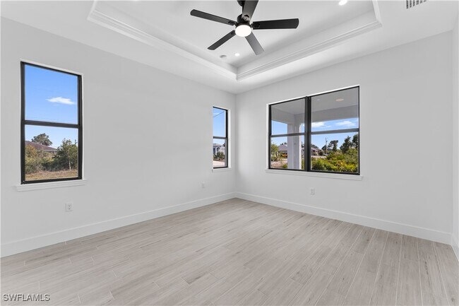 Building Photo - 348 Pyramid Ave