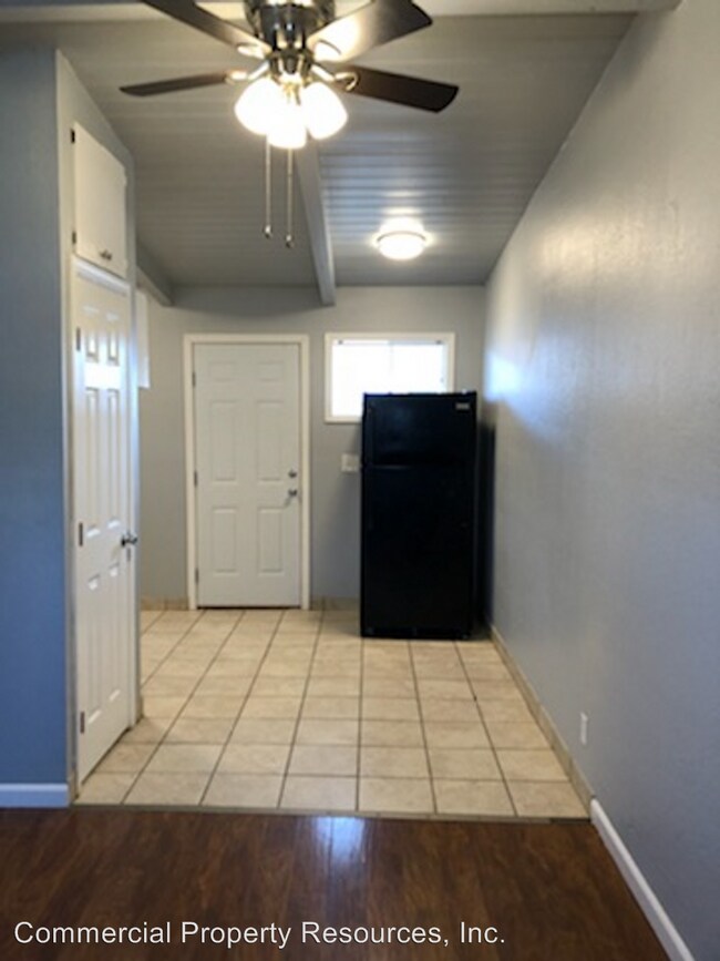 Building Photo - 825 Waverly Dr SE