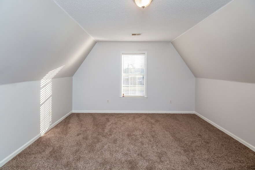 Building Photo - 5996 Southbend Ln