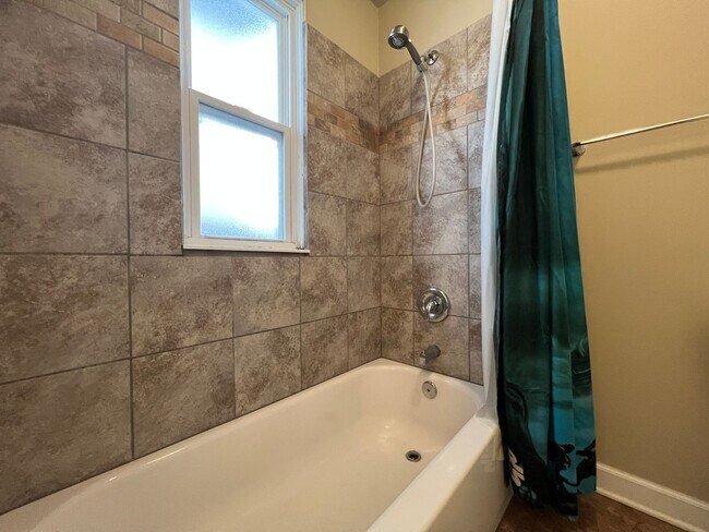 Building Photo - 1726 Starkweather Ave