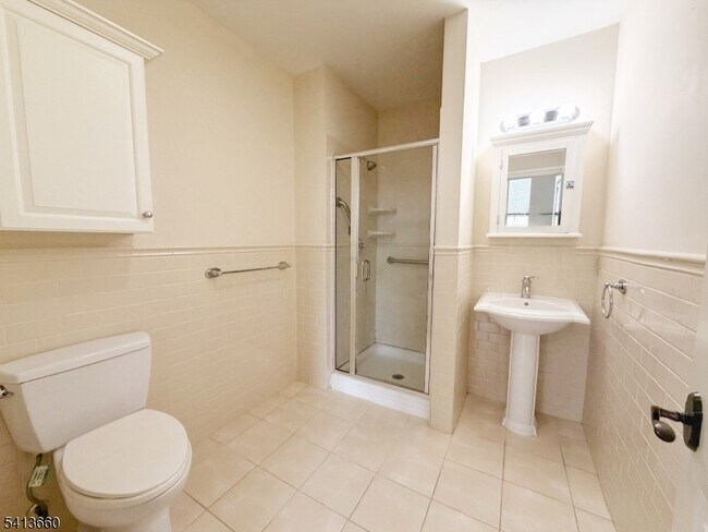 Building Photo - 33 Forest Ave