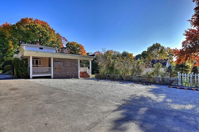 Building Photo - 1591 Huntington Turnpike