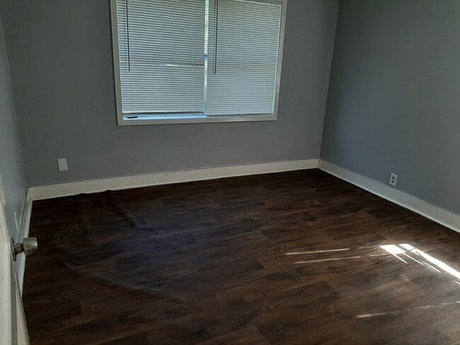 Building Photo - Recently Renovated Large 3 bedroom 1 bath with fresh paint and fixtures!!