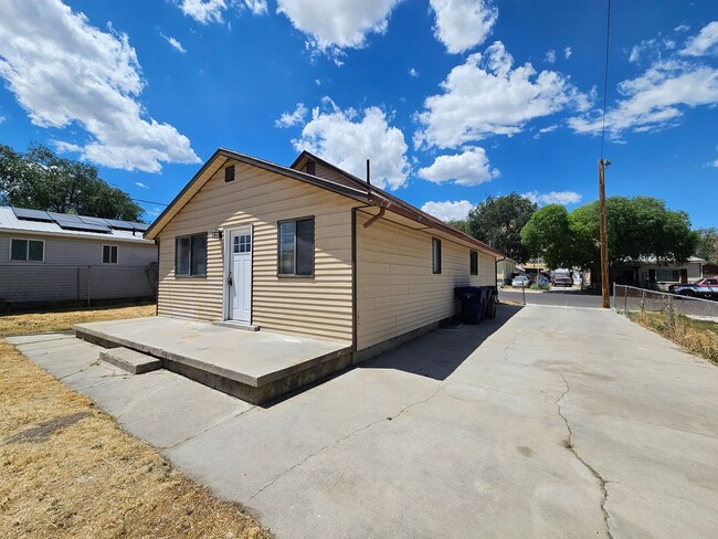 Building Photo - Updated 4 Bed Home with Large Yard