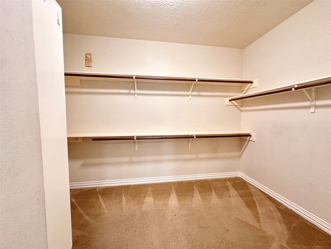 Building Photo - 2819 Lake Shore Harbour Dr