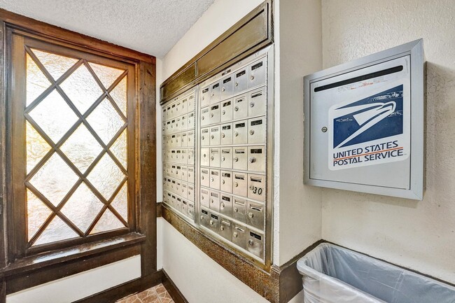 Building Photo - 3750 Inverrary Dr