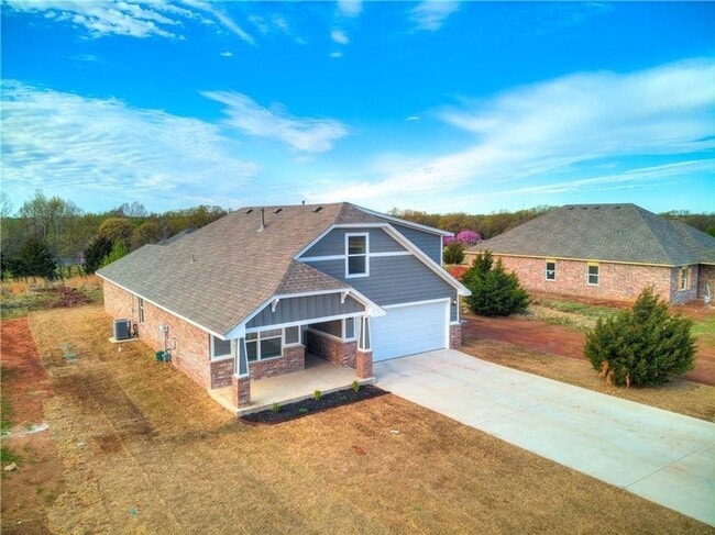 Building Photo - Beautiful 3/2 on a .56 acre lot!