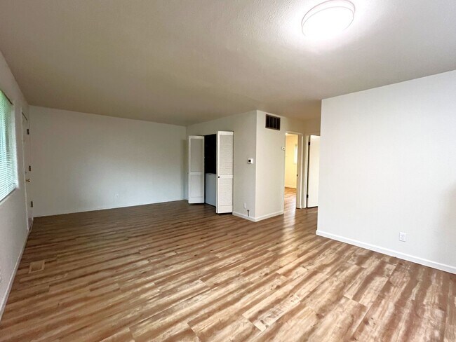 Building Photo - Fairhaven Recently Updated 2 Bedroom Duplex