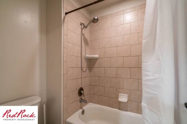 Building Photo - Move In Special! $500 Off First Month's Rent! 3 Bedroom Fully Furnished Home.