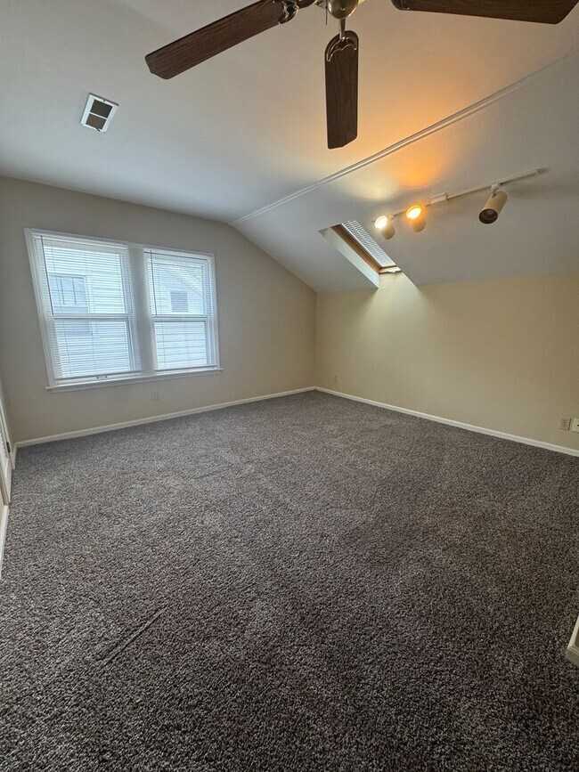 Building Photo - 4 Bedroom Right on Purdue Campus - AVAILAB...