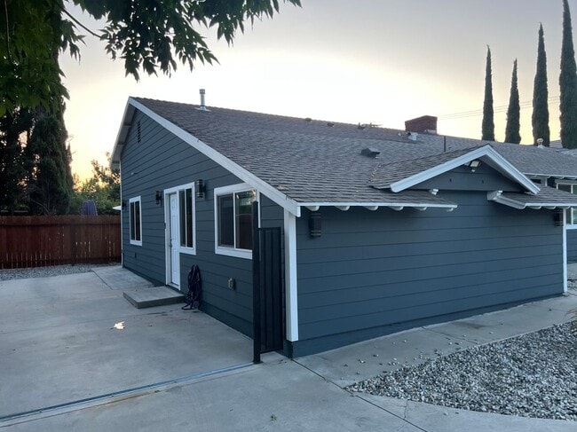 Building Photo - 8941 Balboa Blvd