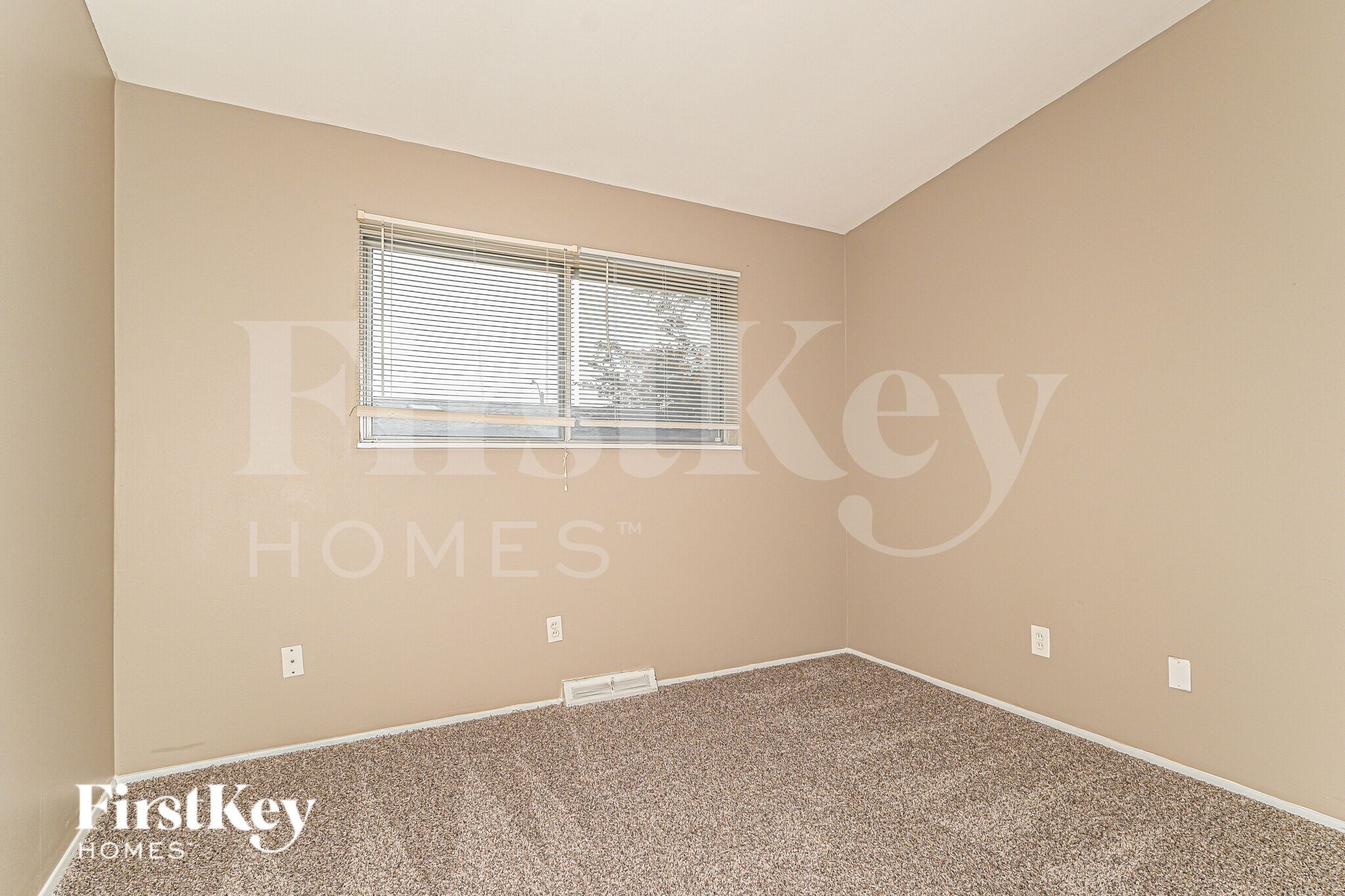 Building Photo - 2560 Pheasant Dr
