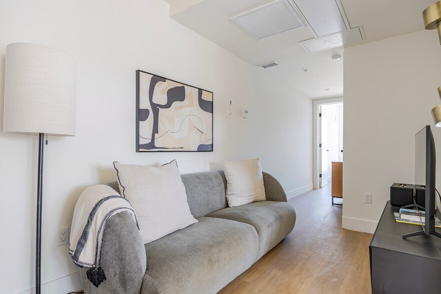 Primary Photo - 611 N Virgil Ave