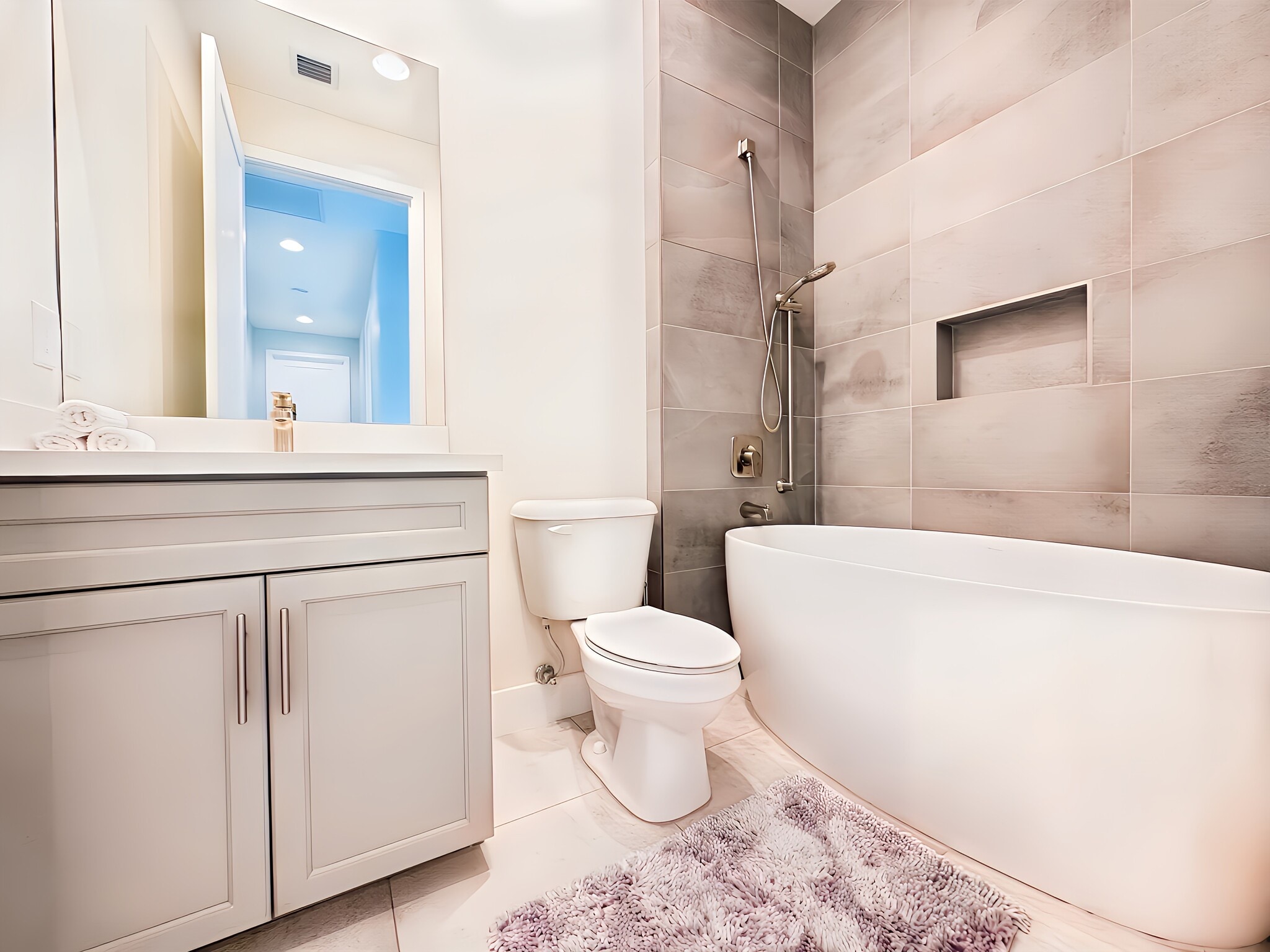 4th bathroom - 15377 Green River Ct