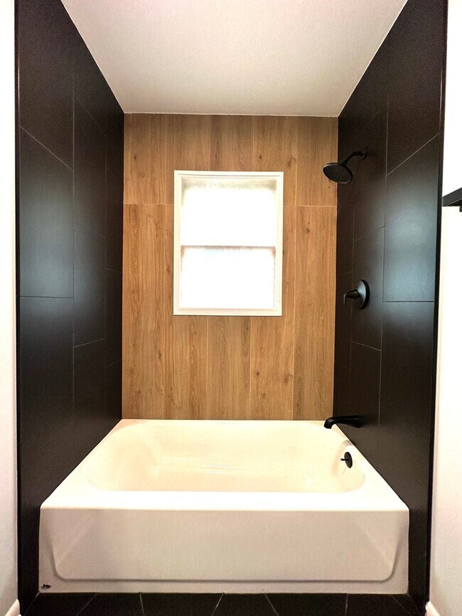 Building Photo - 1007 Pine St