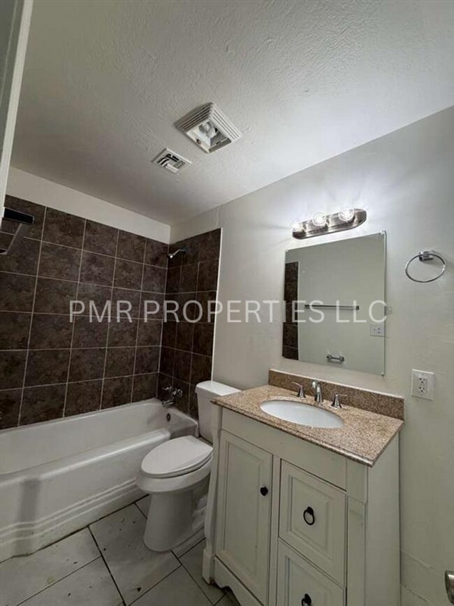 Building Photo - 2Bedroom/1Bathroom-House