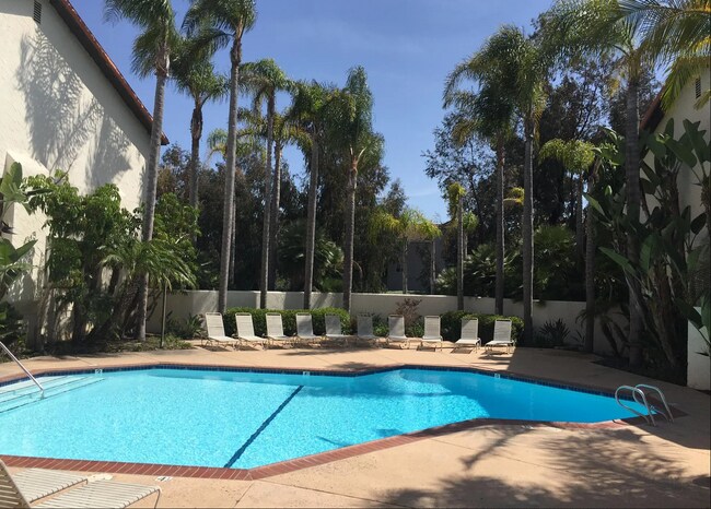 Building Photo - 4044 La Jolla Village Dr