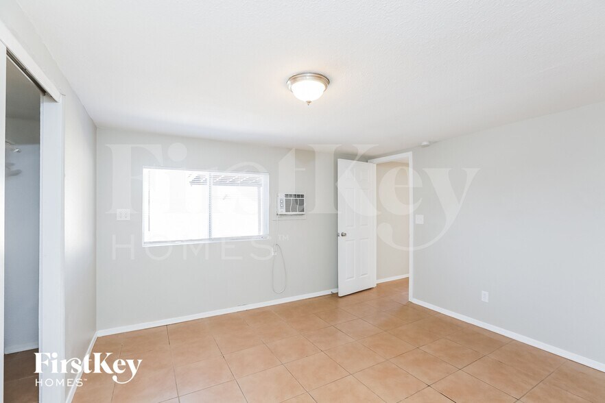 Building Photo - 5214 S 44th Pl