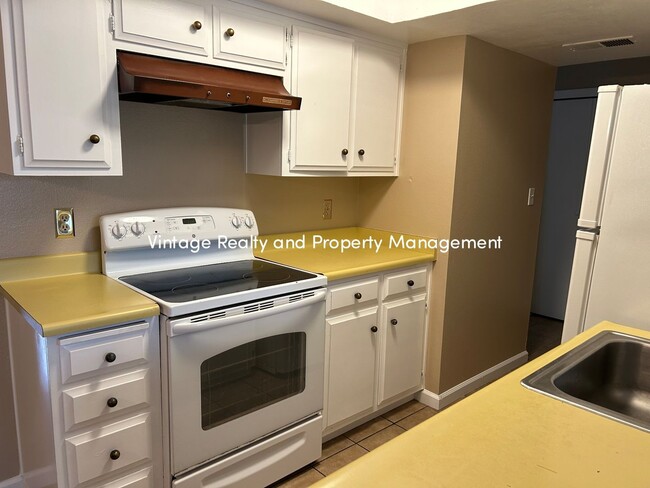 Building Photo - Back On The Rental Market Nice Cozy 3 Bedroom Half Plex Home!!!