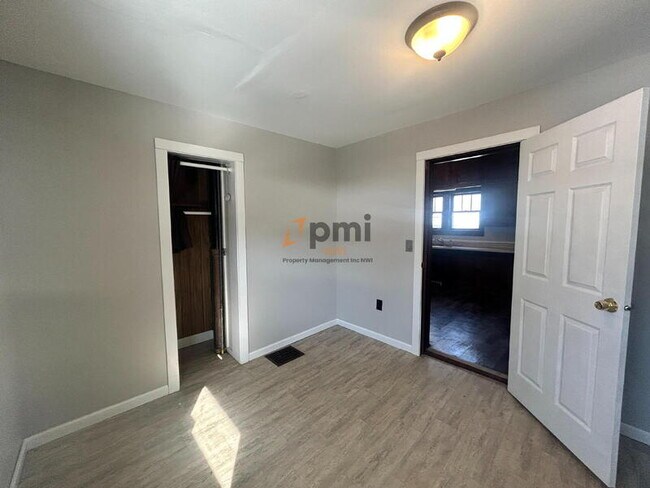 Building Photo - 6 Willow St