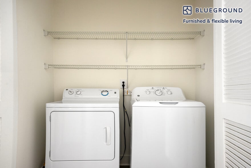 Building Photo - 7225 Crescent Prk W