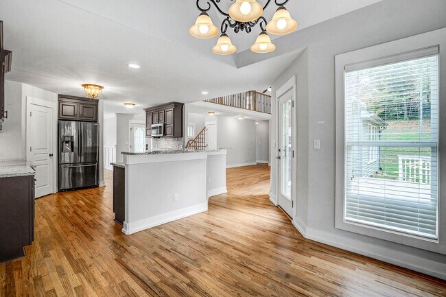 Building Photo - AVAILABLE FOR MOVE-IN AUGUST 10, 2026-BEAUTIFUL HOME ON A HILL!  FIRST FLOOR MASTERBEDROOM!