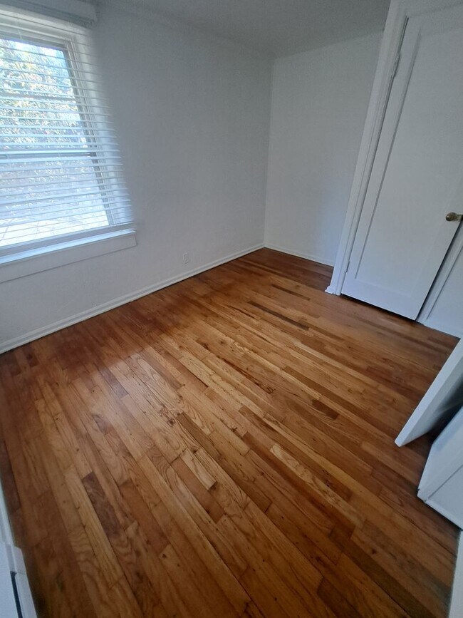Building Photo - Cozy Home - Updated 2 bedroom with 2 car g...