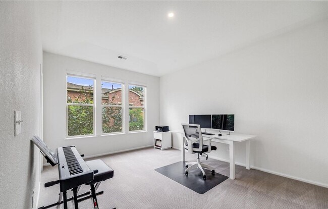 Building Photo - Updated 2BD, 2.5BA Townhome in Centennial ...