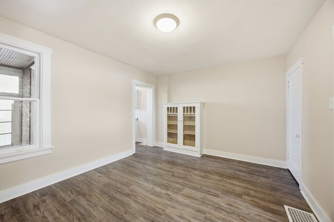 Building Photo - Charming Updated 2BR Home with New Flooring & Rear Porch