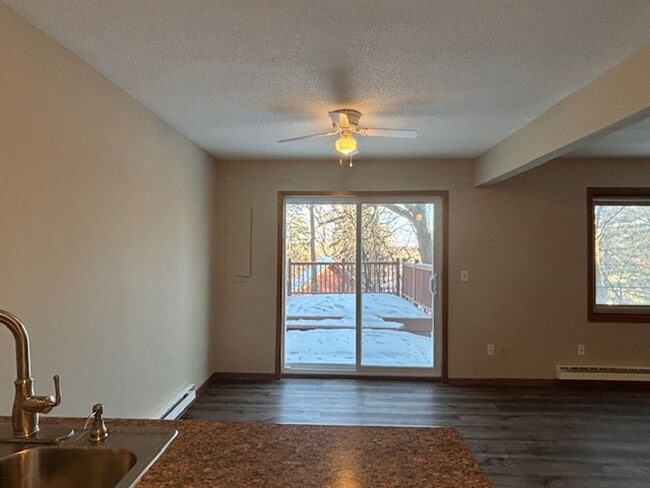 Building Photo - Awesome 2 BR/1.5 BA Townhome in St. Paul!