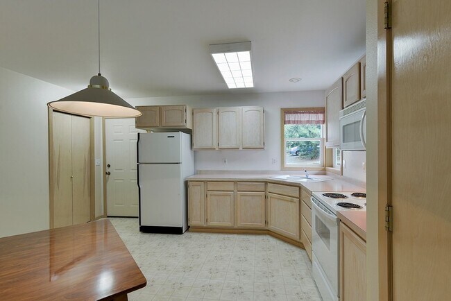 Building Photo - Charming 1 Bedroom Cottage with Attached Garage