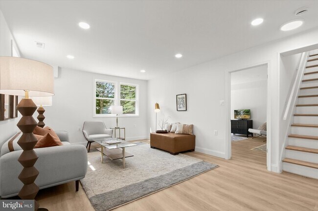 Building Photo - 402 Elm Ave