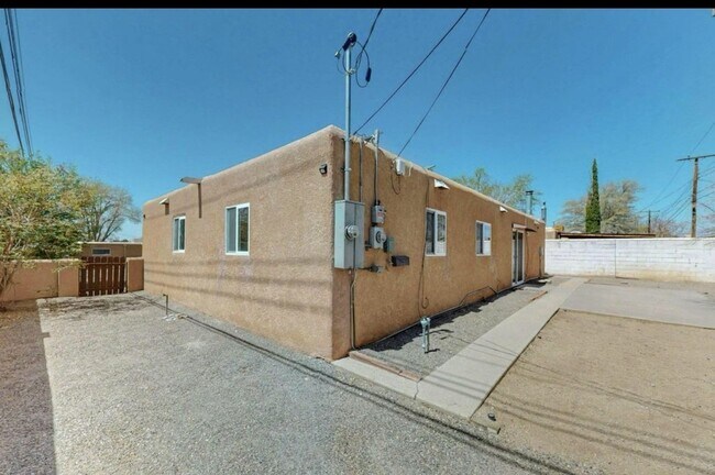 Building Photo - 3 Bedroom, 2-Bathroom, Close to everything...