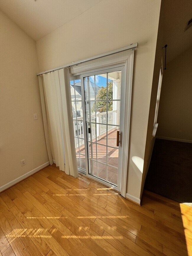 Building Photo - Move-in ready 2-bedroom, 2-bath end-unit t...