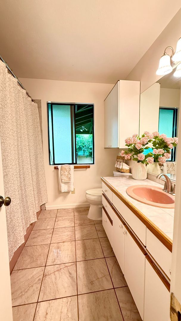 Building Photo - Beautiful 3 Bedroom / 2.5 Bathroom Home in Wailuku Heights!