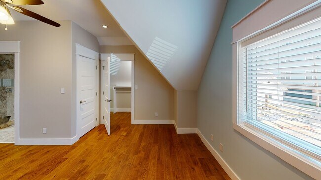 Building Photo - 7BR/4BA Fort Sanders Home | Walk to UTK | ...