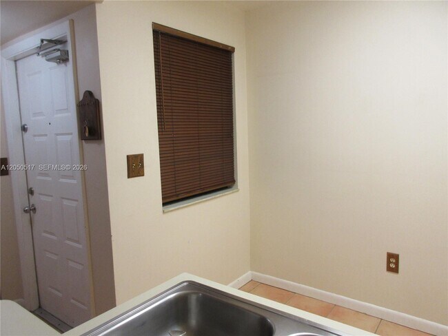 Building Photo - 15545 Miami Lakeway N