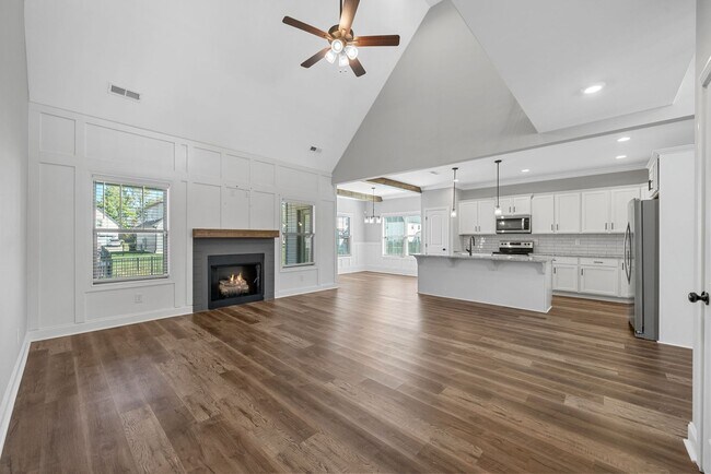 Building Photo - Pet Friendly Four Bedroom with Bonus!