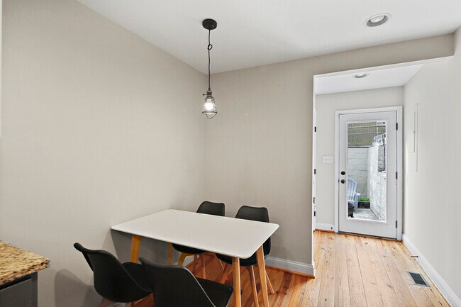 Building Photo - 614 S Port St