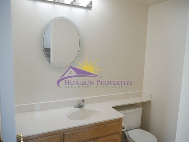 Building Photo - Unique 3 Bed 2.5 Bath 1,971sqft Single Family Home in Sacramento