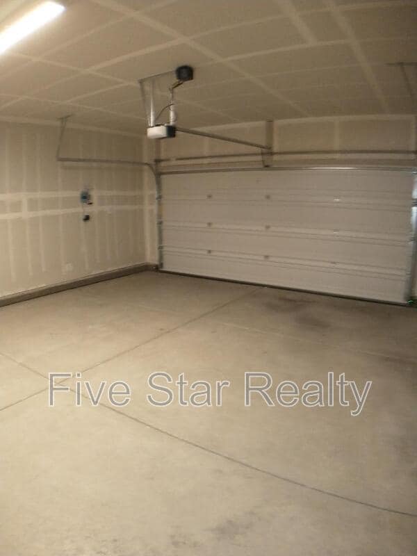 Building Photo - 5673 Mericrest Way